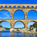 Brücke mit Bögen über den Fluss
