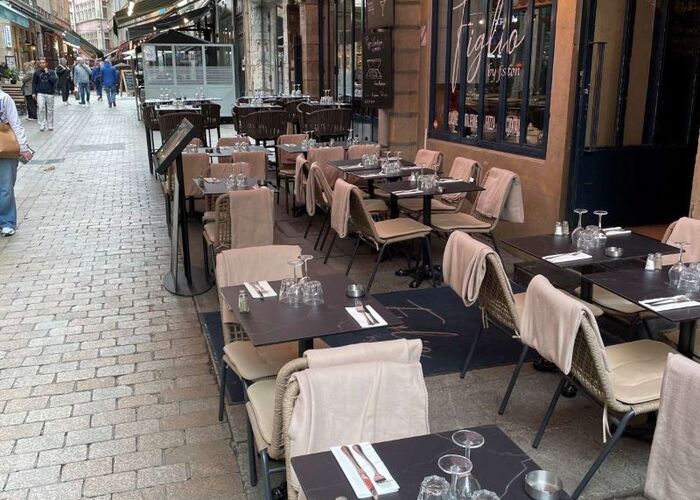 strassencafe in lyon