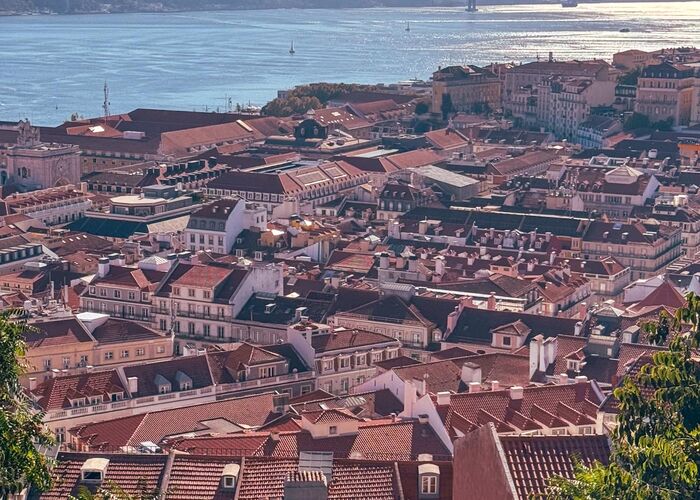 Blick auf Lissabon mit Brücke und Christusstaue blick auf lissabon