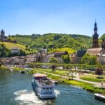 weinort an der mosel mit ausflugsschiff