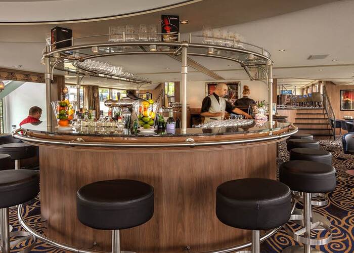 MS Amelia Bar mit Barhockern