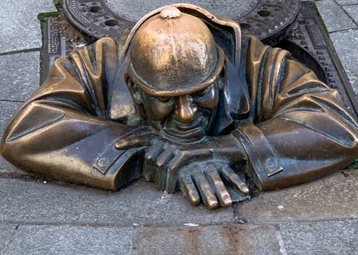 Bratislava Fussgaengerzone Mann im Gully