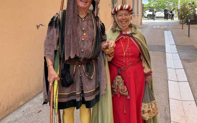 menschen in trachten in Macon