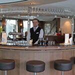 Bar mit Barkeeper an Bord von MS Amelia