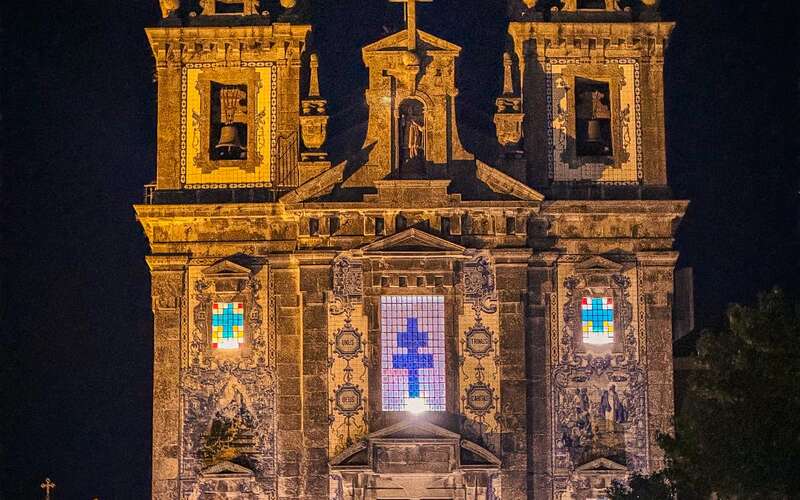 kirche bei nacht in porto