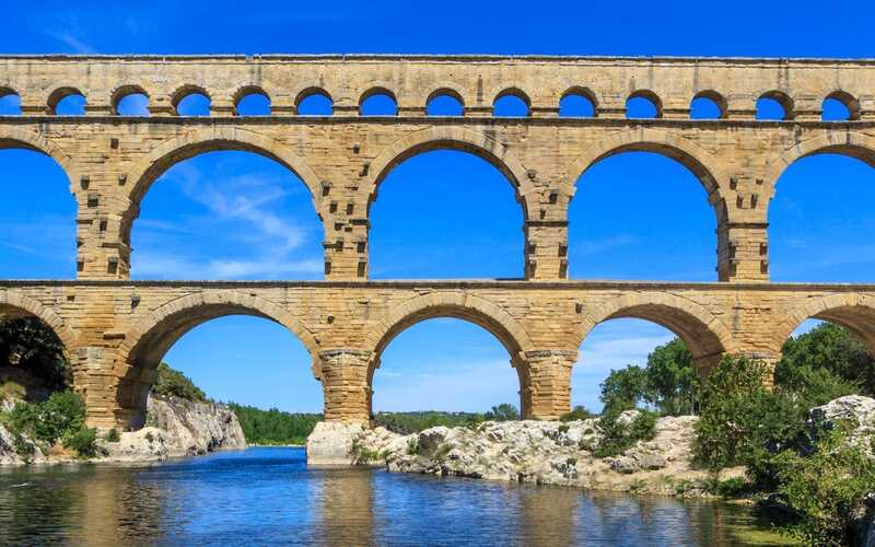 Brücke mit Bögen über den Fluss