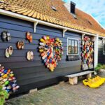 Holzschuhe am Haus