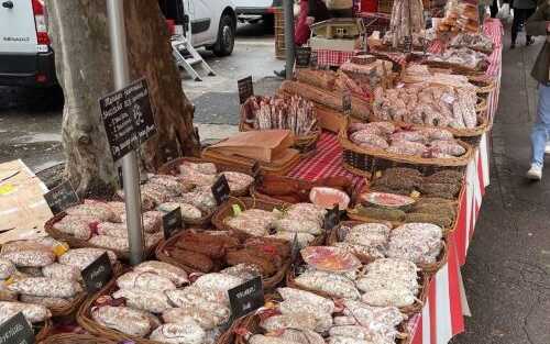 stand auf dem wochenmarkt von lyon