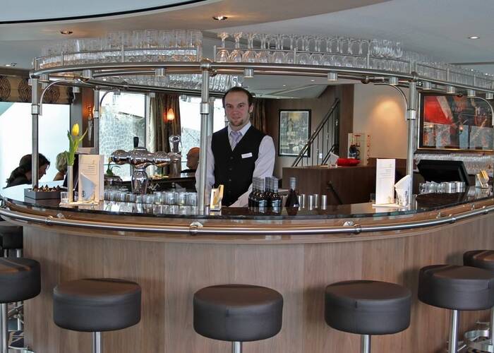 Bar mit Barkeeper an Bord von MS Amelia