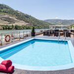 Sonnendeck mit Pool
