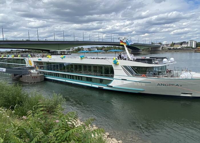 flusskreuzfahrtschiff auf der mosel