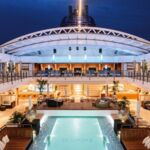 Pooldeck bei Nacht
