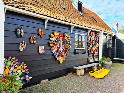 Holzschuhe am Haus