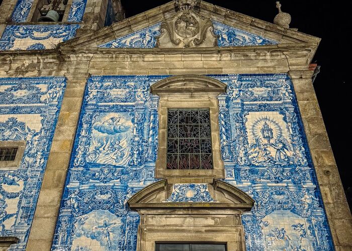Fliesen an der Fassade einer Kirche in Porto fliesen an der kirchenfassade in porto