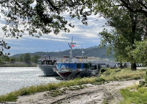 zwei flusskreuzfahrtschiffe auf der rhone