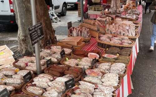 stand auf dem wochenmarkt von lyon