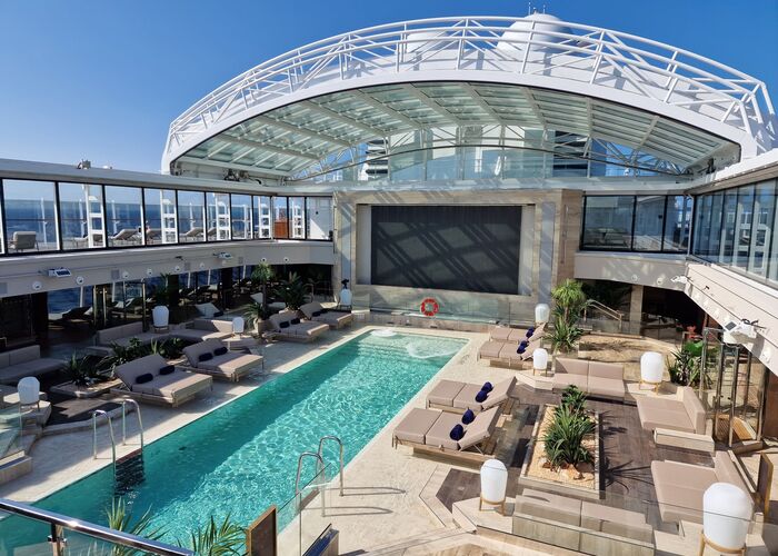 Pooldeck der Explora 1 mit offenem Dach