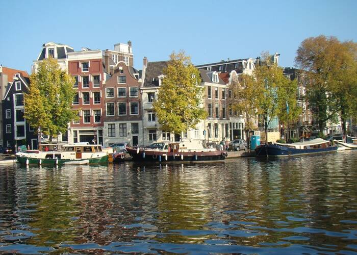 Gracht in Amsterdam mit Booten