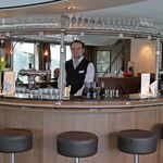 Bar mit Barkeeper an Bord von MS Amelia