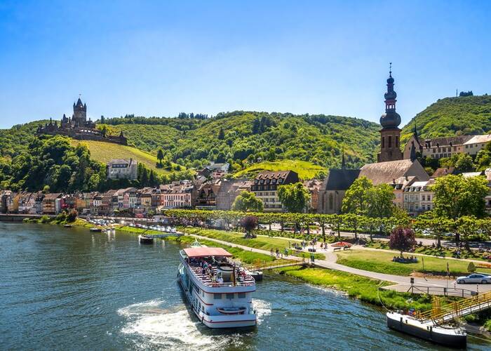 weinort an der mosel mit ausflugsschiff