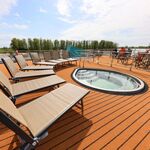 sonnendeck mit pool