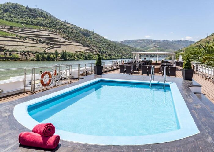Sonnendeck mit Pool