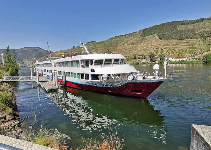 Flusskreuzfahrtschiff auf dem Douro