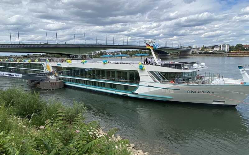 flusskreuzfahrtschiff auf der mosel