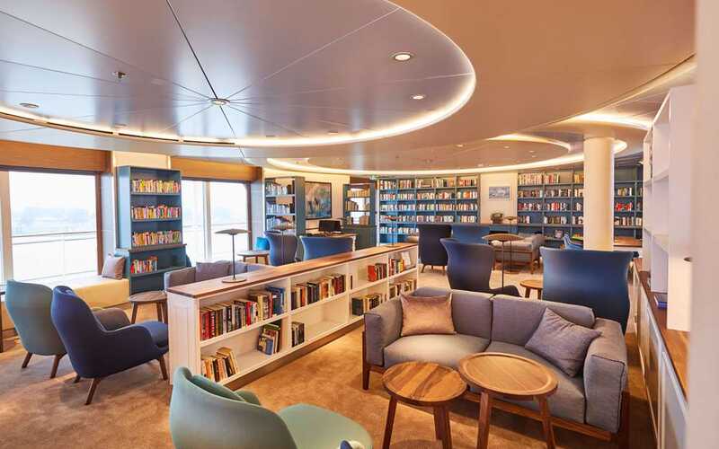 Bibliothek an Bord der MS Europa 2