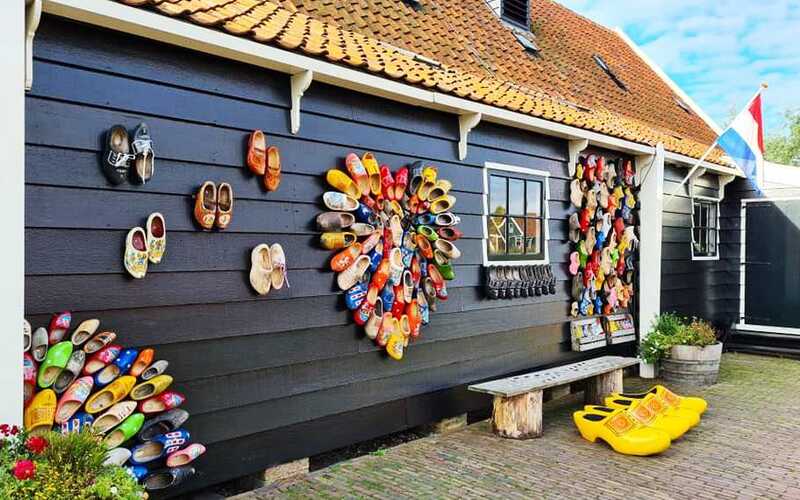 Holzschuhe am Haus