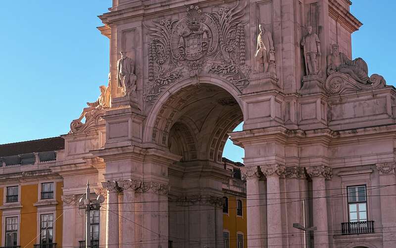 platz in lissabon mit tram