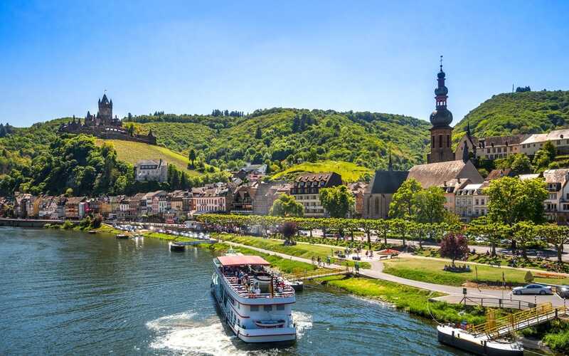 weinort an der mosel mit ausflugsschiff