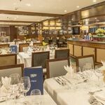 Restaurant an Bord - eingedeckte Tische für das Abendessen