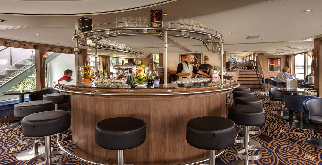 Bar an Bord des Flusskreuzfahrtschiffs