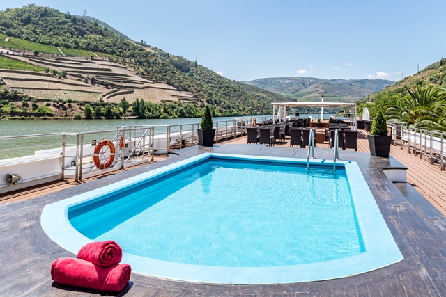 flusskreuzfahrt douro sonnendeck mit pool