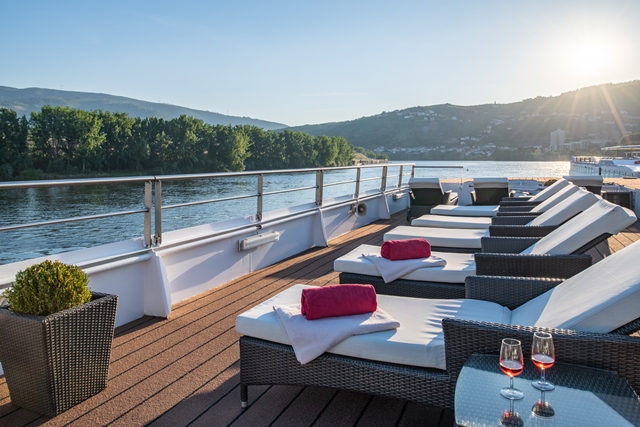 Sonnendeck mit Liegen
